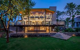Saffronstays Sonnet - 4Br Veg Pool Villa With Grand Piano, Theater, Lawn & Mountain Views Near Mumbai